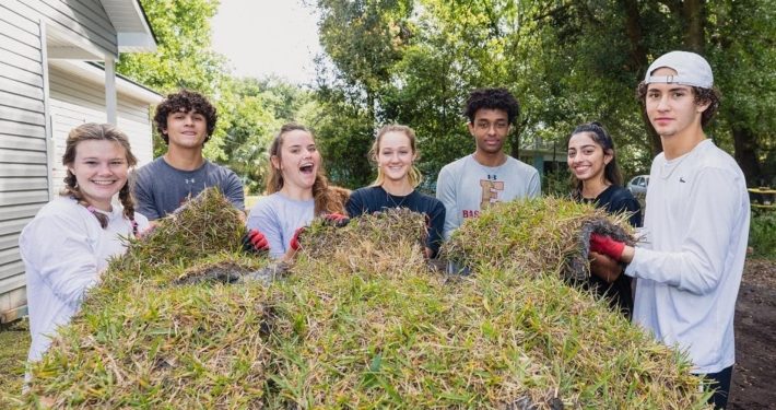 episcopal students volunteering