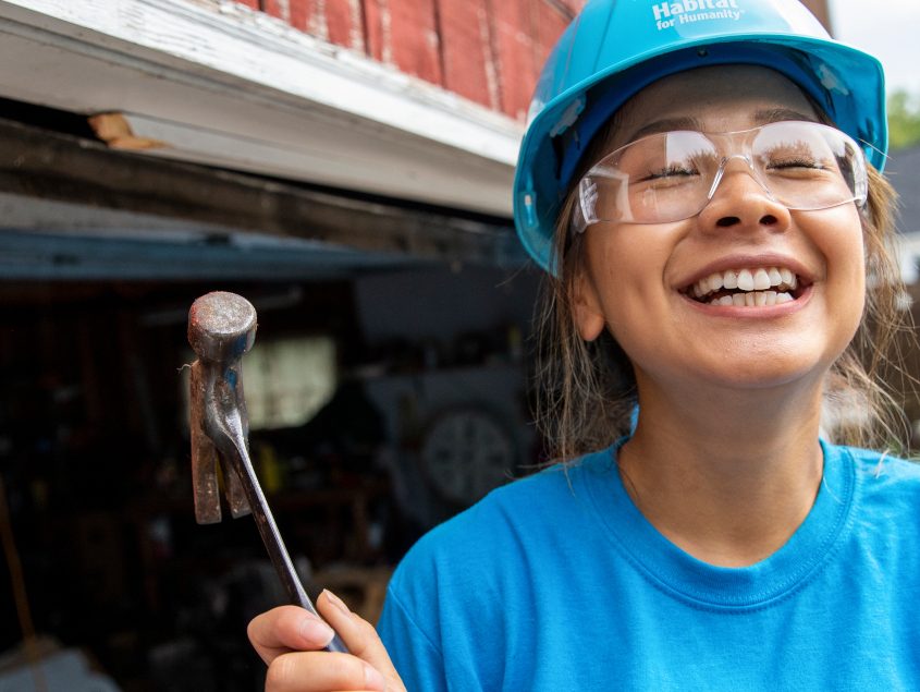 habitat homeowner in wisconsin volunteers